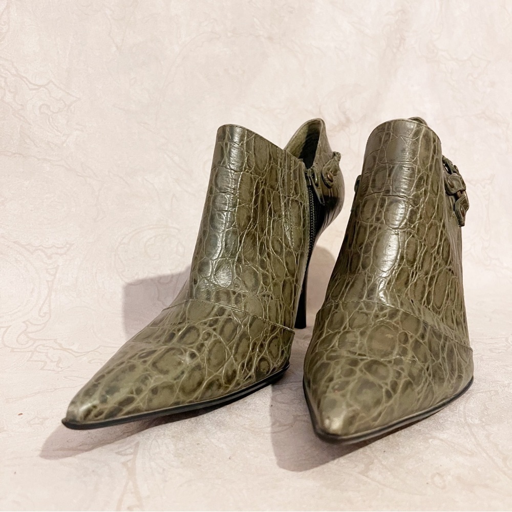 Nine West Alligator Heels. Size 9.5.